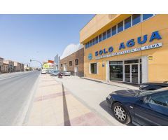 Local con almacén, oficinas y zona de exposición