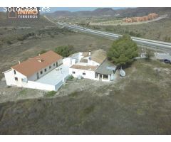 Inmueble con 3 viviendas y 85.000 m2 de terreno de secano entre Águilas y Lorca.