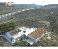 Inmueble con 3 viviendas y 85.000 m2 de terreno de secano entre Águilas y Lorca.