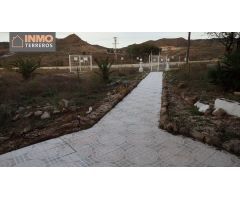 Inmueble con 3 viviendas y 85.000 m2 de terreno de secano entre Águilas y Lorca.