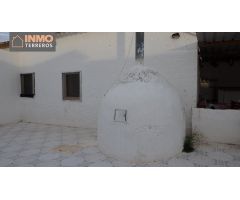 Inmueble con 3 viviendas y 85.000 m2 de terreno de secano entre Águilas y Lorca.