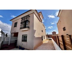 Casa adosada de 3 dormitorios y 2 baños y aseo de invitados.