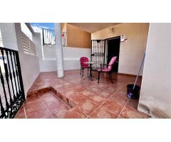 Casa adosada de 3 dormitorios y 2 baños y aseo de invitados.