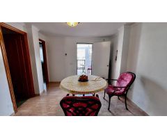 Casa adosada de 3 dormitorios y 2 baños y aseo de invitados.