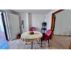 Casa adosada de 3 dormitorios y 2 baños y aseo de invitados.