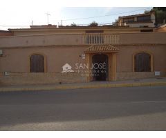 VENTA DE CASA EN UNA BONITA ZONA DE CREVILLENTE