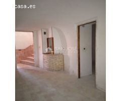 VENTA DE CASA EN UNA BONITA ZONA DE CREVILLENTE