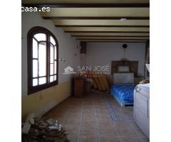 VENTA DE CASA EN UNA BONITA ZONA DE CREVILLENTE
