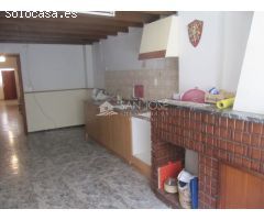 SE VENDE AMPLIA CASA EN EL CENTRO DE PINOSO (ALICANTE) SPAIN