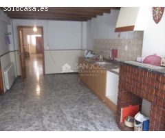 SE VENDE AMPLIA CASA EN EL CENTRO DE PINOSO (ALICANTE) SPAIN