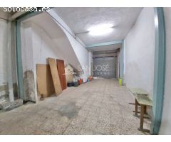 SE VENDE CASA DE TRES PLANTAS CON GARAJE EN EL CENTRO DE ASPE