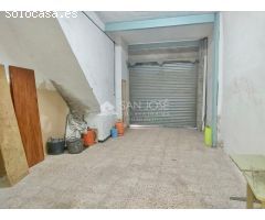 SE VENDE CASA DE TRES PLANTAS CON GARAJE EN EL CENTRO DE ASPE