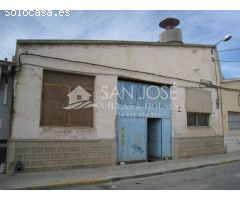 Inmobiliaria San Jose Villas and Houses vende nave industrial en Aspe