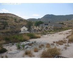 Inmobiliaria San Jose vende NAVE con terreno terciario en Hondón de las Nieves.