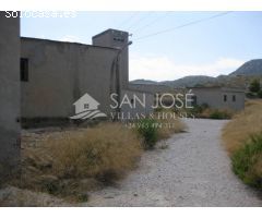 Inmobiliaria San Jose vende NAVE con terreno terciario en Hondón de las Nieves.