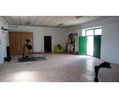 INTERESANTE CASA CON TERRENO EN UNA MUY BUENA ZONA EN PINOSO