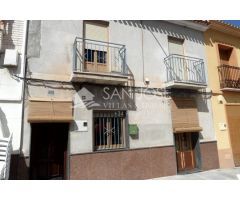 Dos casas unifamiliares unidas por la terraza, en el centro de Hondón de las Nieves