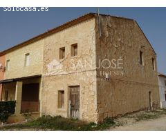 INMOBILIARIA SAN JOSE VENDE CASA DE CAMPO ADOSADA EN LA ROMANA ZONA ALCANA