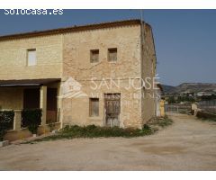 INMOBILIARIA SAN JOSE VENDE CASA DE CAMPO ADOSADA EN LA ROMANA ZONA ALCANA