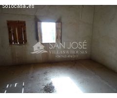 INMOBILIARIA SAN JOSE VENDE CASA DE CAMPO ADOSADA EN LA ROMANA ZONA ALCANA