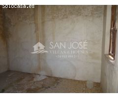 INMOBILIARIA SAN JOSE VENDE CASA DE CAMPO ADOSADA EN LA ROMANA ZONA ALCANA