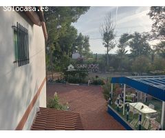 SE VENDE CHALET CON PISCINA Y TERRENO EN CREVILLENTE