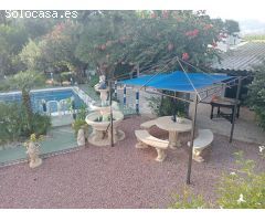 SE VENDE CHALET CON PISCINA Y TERRENO EN CREVILLENTE