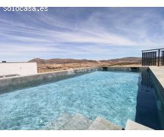 Se vende Villa con piscina en Cañada de la Leña