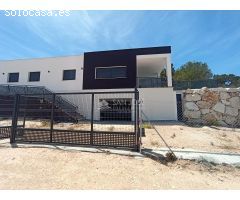 Se vende Villa con piscina en Cañada de la Leña