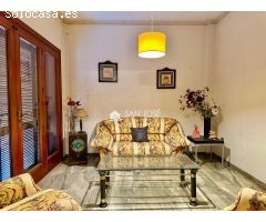 SE VENDE CASA CON PISCINA EN GLORIETA DE NOVELDA.