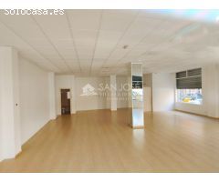SE ALQUILA LOCAL  DIAFANO CON GRANDES ESCAPARATES  HACIENDO ESQUINA-CENTRICO EN ASPE