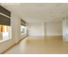 SE ALQUILA LOCAL  DIAFANO CON GRANDES ESCAPARATES  HACIENDO ESQUINA-CENTRICO EN ASPE