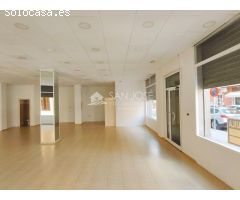 SE ALQUILA LOCAL  DIAFANO CON GRANDES ESCAPARATES  HACIENDO ESQUINA-CENTRICO EN ASPE