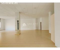 SE ALQUILA LOCAL  DIAFANO CON GRANDES ESCAPARATES  HACIENDO ESQUINA-CENTRICO EN ASPE