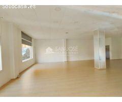 SE ALQUILA LOCAL  DIAFANO CON GRANDES ESCAPARATES  HACIENDO ESQUINA-CENTRICO EN ASPE