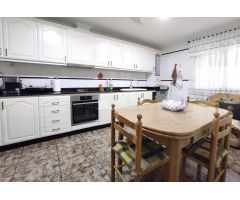 SE VENDE  AMPLIA CASA CON PATIO EN NOVELDA ZONA HORCAS.