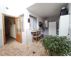SE VENDE  AMPLIA CASA CON PATIO EN NOVELDA ZONA HORCAS.