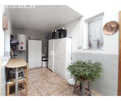SE VENDE  AMPLIA CASA CON PATIO EN NOVELDA ZONA HORCAS.