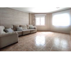 SE VENDE CASA CON AMPLIO PATIO EN PINOSO.