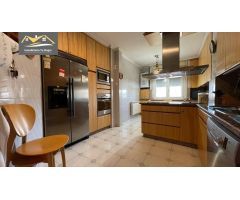 SE VENDE PISO MUY ALTO Y AMPLIO EN LA ZONA DEL PINO CON GARAJE Y SERVICIOS CERCA!