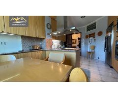 SE VENDE PISO MUY ALTO Y AMPLIO EN LA ZONA DEL PINO CON GARAJE Y SERVICIOS CERCA!