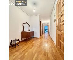 SE VENDE LUMINOSO PISO REFORMADO EN EL VEINTIUNO.