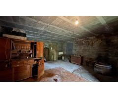 ¡Descubre el encanto de esta casa de piedra sin registrar, con posibilidad de registro para la venta
