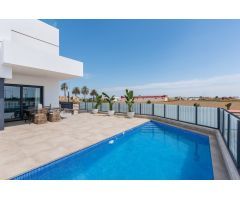 VILLA ESPACIOSA, PISCINA, EN UN ENTORNO TRANQUILO