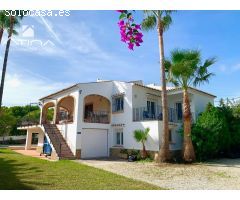 Villa con 2 viviendas independientes a tan solo 2 km de la famosa playa de Arenal, Javea.