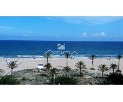 Apartamento con vistas al mar  situado en 1ª línea playa Gandia con salida directa a la playa