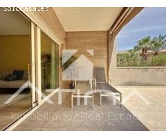 Apartamento en planta baja con acceso directo al  jardín y piscina , en la Playa del Arenal, Javea.