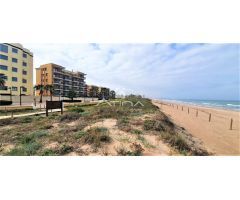 Apartamento con vistas abiertas al mar situado en 1ª línea de la playa de Guardamar