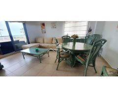 Apartamento con vistas abiertas al mar situado en 1ª línea de la playa de Guardamar