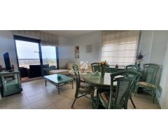 Apartamento con vistas abiertas al mar situado en 1ª línea de la playa de Guardamar